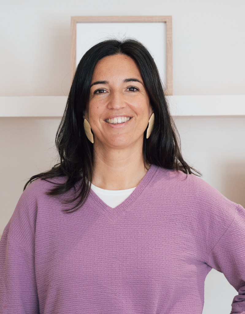 amaia cano fisioterapeuta osteopata donostia retrato profesional - Osteopatía y Fisioterapia Retrato profesional de Amaia Cano, fisioterapeuta y osteópata en Donostia - San Sebastián, especializada en acompañamiento terapéutico y salud integrativa.