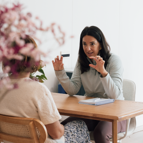 consulta individual amaia cano fisioterapia osteopatia donostia - Osteopatía y Fisioterapia Amaia Cano durante una consulta personalizada con una paciente en su centro de fisioterapia y osteopatía en Donostia - San Sebastián.