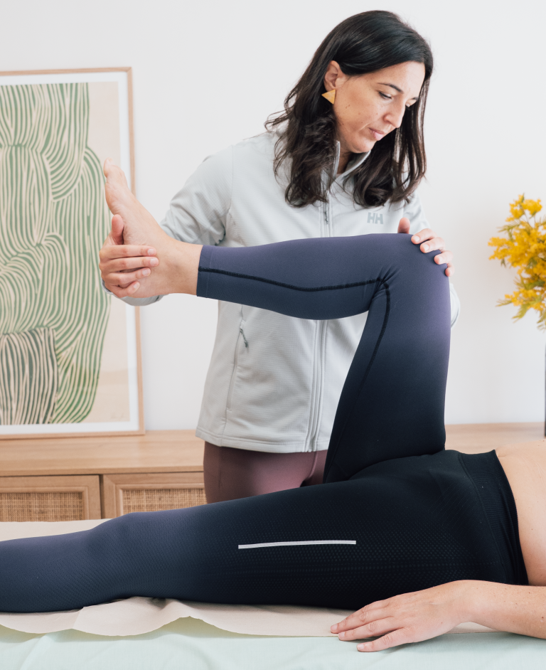 evaluacion movilizacion pierna amaia cano fisioterapia donostia - Osteopatía y Fisioterapia Amaia Cano realizando movilización terapéutica de la pierna durante una sesión de fisioterapia en Donostia - San Sebastián.