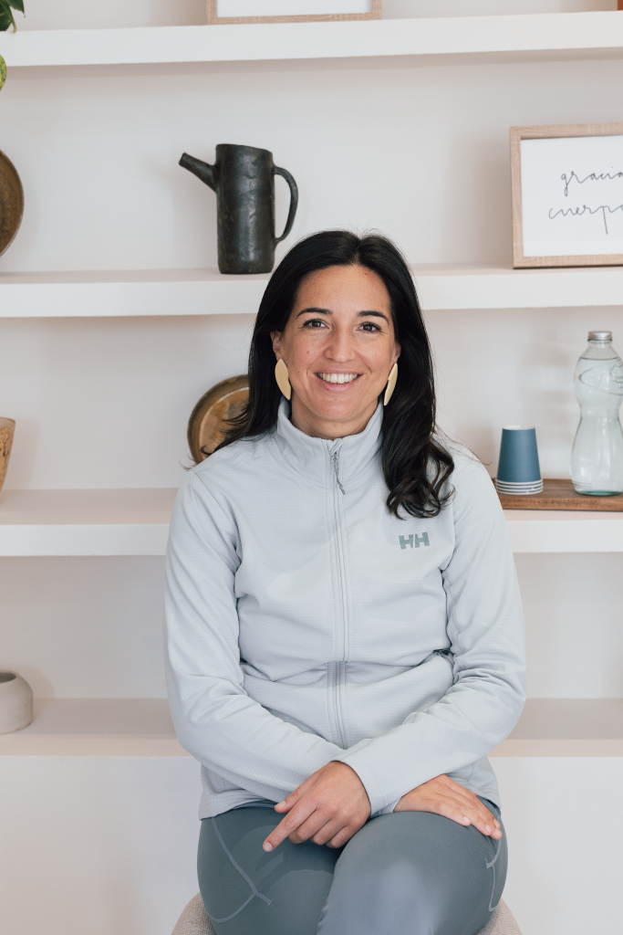 experiencia en consulta amaia cano fisioterapia donostia - Osteopatía y Fisioterapia Amaia Cano acompañando a una paciente mediante explicaciones visuales durante la consulta, reflejando su enfoque didáctico y cercano en Donostia - San Sebastián.