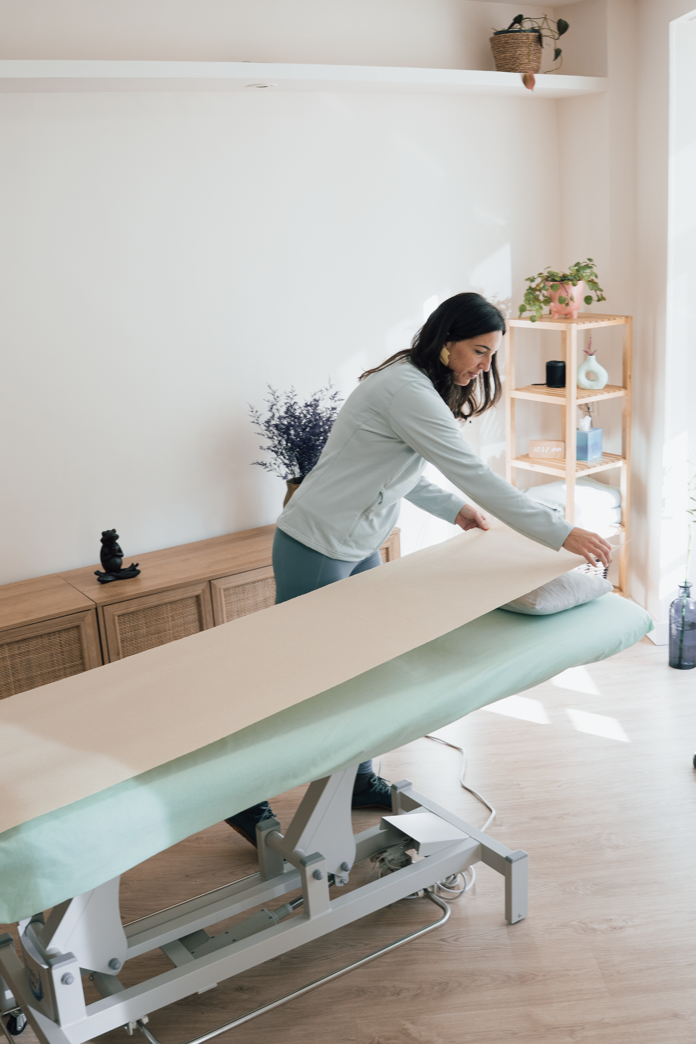 filosofia de trabajo amaia cano fisioterapia donostia - Osteopatía y Fisioterapia Amaia Cano preparando el espacio de consulta, reflejando su filosofía de trabajo centrada en el cuidado, la cercanía y la profesionalidad en Donostia - San Sebastián.