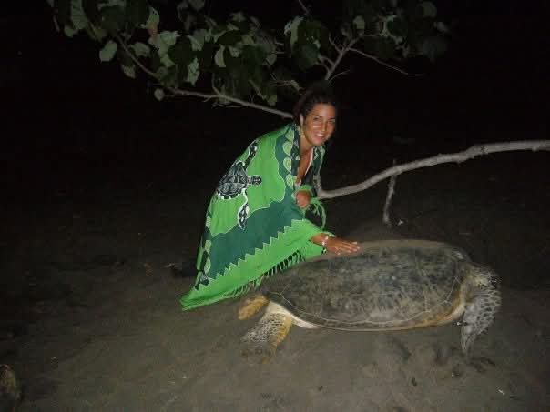 mi recorrido naturaleza amaia cano fisioterapia donostia - Osteopatía y Fisioterapia Amaia Cano en un encuentro nocturno con una tortuga marina, como parte de su recorrido personal conectado con la naturaleza y el respeto por los ciclos vitales.