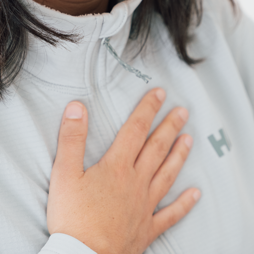 Mano sobre el pecho como símbolo de conexión interior y respiración consciente en Amaia Cano Fisioterapia y Osteopatía, Donostia - San Sebastián.