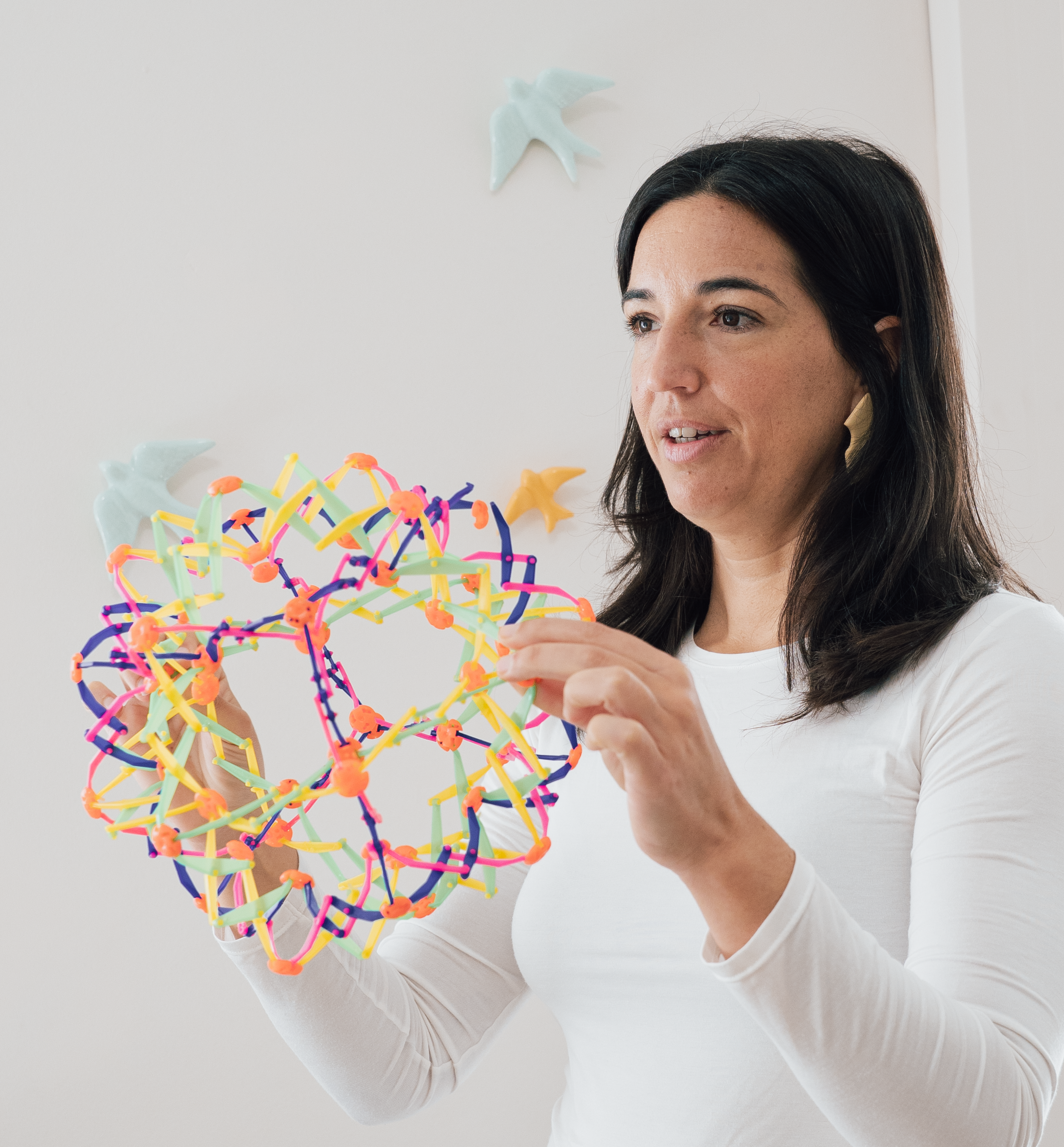 talleres respiracion conciencia corporal amaia cano donostia - Osteopatía y Fisioterapia Amaia Cano durante un taller explicativo con esfera de respiración, en sesiones grupales sobre conciencia corporal en Donostia - San Sebastián.